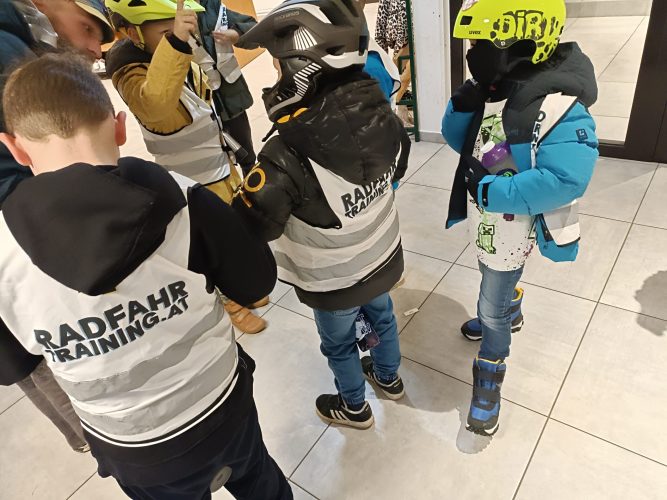 filter: 0; jpegRotation: 0; fileterIntensity: 0.000000; filterMask: 0; module:1facing:0; 
hw-remosaic: 0; 
touch: (-1.0, -1.0); 
modeInfo: ; 
sceneMode: Auto; 
cct_value: 3278; 
AI_Scene: (-1, -1); 
aec_lux: 50.0; 
hist255: 0.0; 
hist252~255: 0.0; 
hist0~15: 0.0;